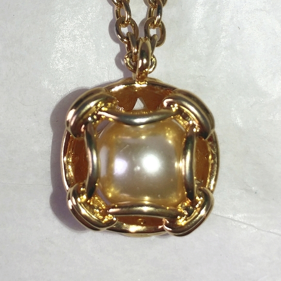 JOAN RIVERS CAGED PEARL PENDANT NECKLACE - 30" CHAIN - Picture 3 of 6